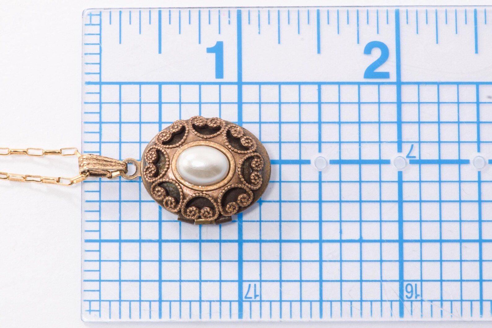 Art Deco Style Faux Pearl Locket Necklace - Image 3
